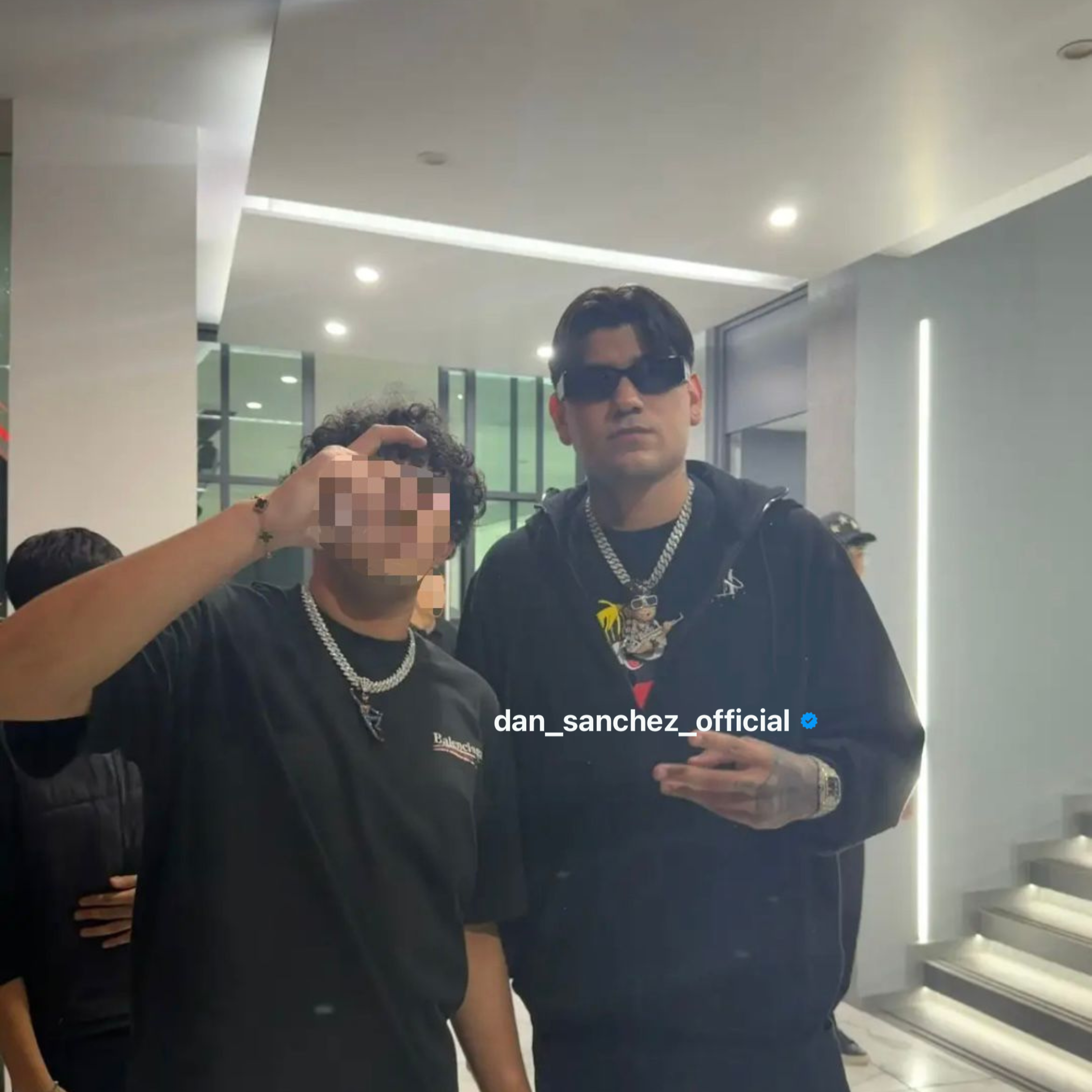 DAN SÁNCHEZ PORTANDO LA HOODIE VVS ASTRAL ONIX EN UNA PRESENTACIÓN