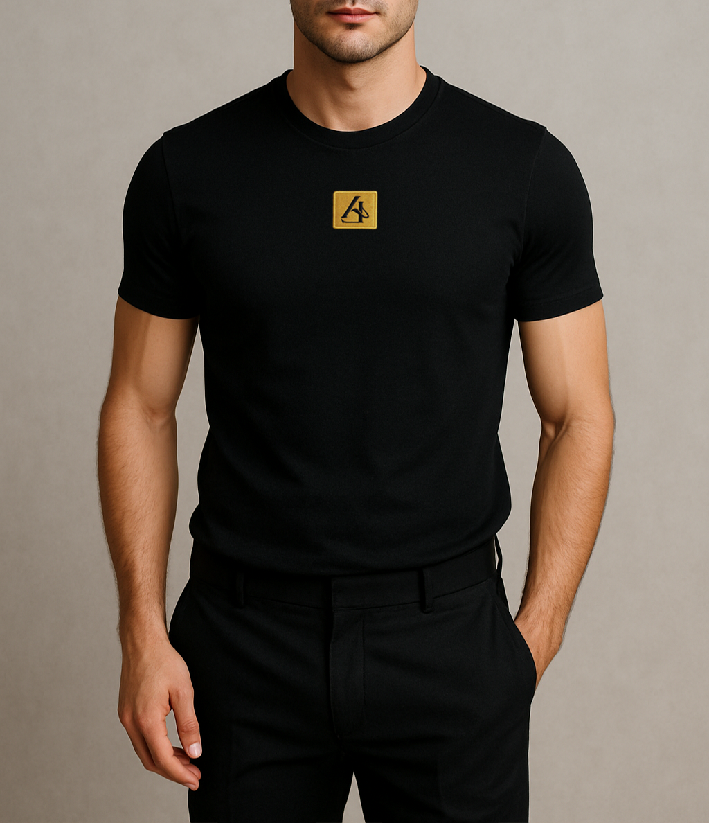 CAMISETA REGULAR FIT DE ALGODÓN PREMIUM CON LOGO BORDADO CENTRAL DORADO.