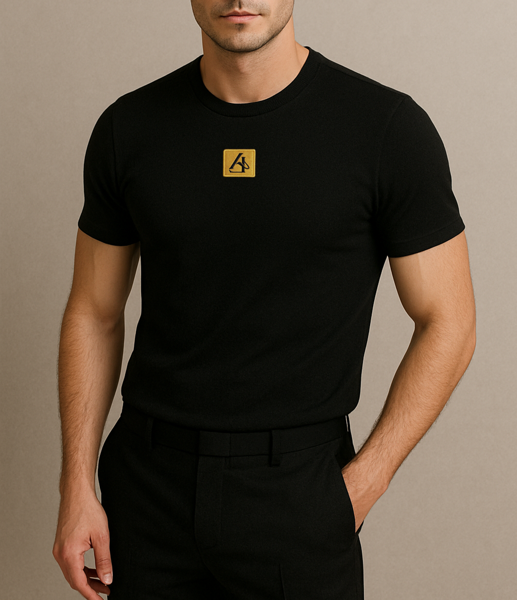 CAMISETA REGULAR FIT DE ALGODÓN PREMIUM CON LOGO BORDADO CENTRAL DORADO.