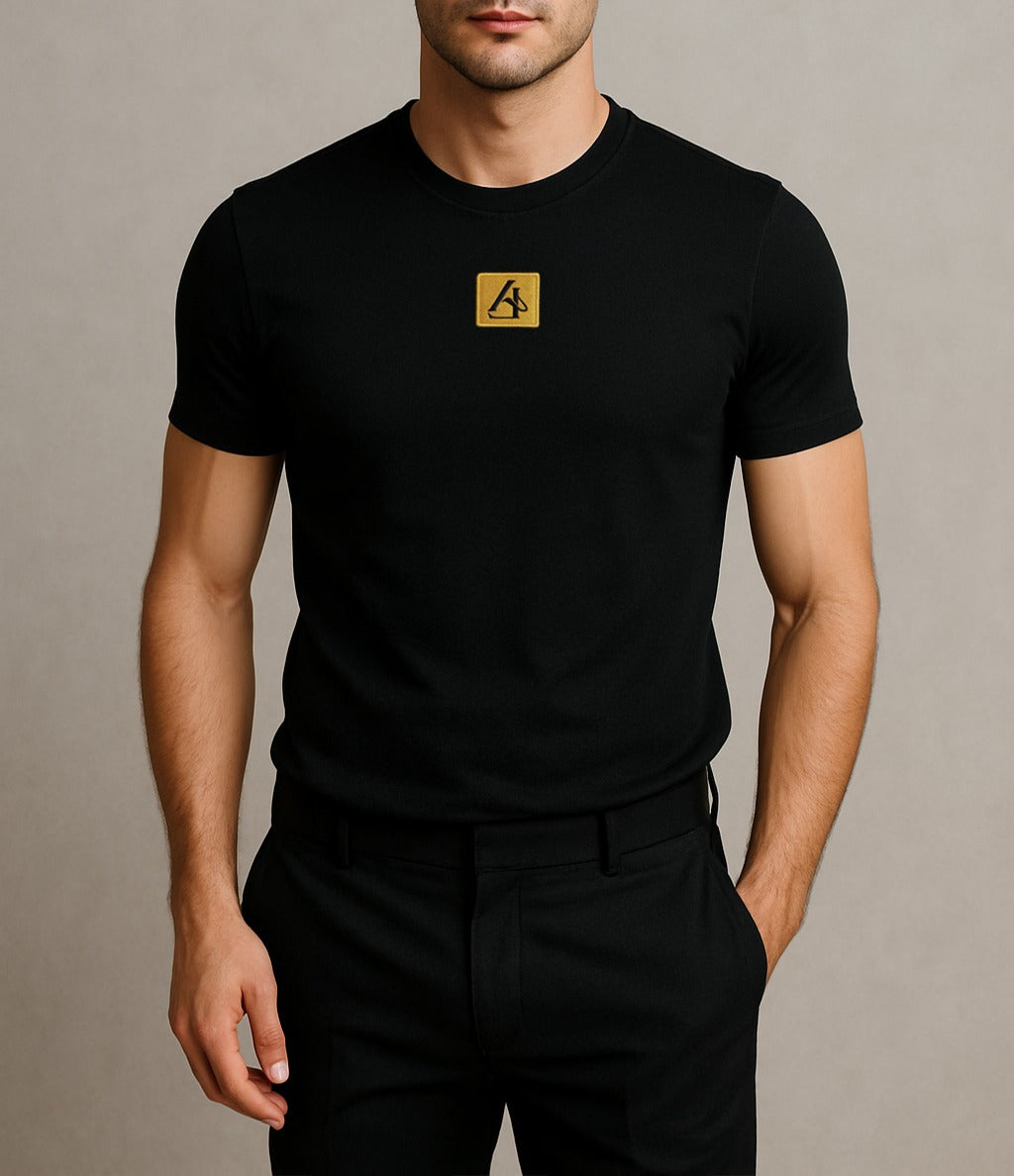 CAMISETA REGULAR FIT DE ALGODÓN PREMIUM CON LOGO BORDADO CENTRAL DORADO.