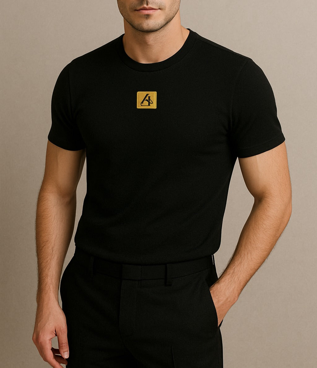 CAMISETA REGULAR FIT DE ALGODÓN PREMIUM CON LOGO BORDADO CENTRAL DORADO.